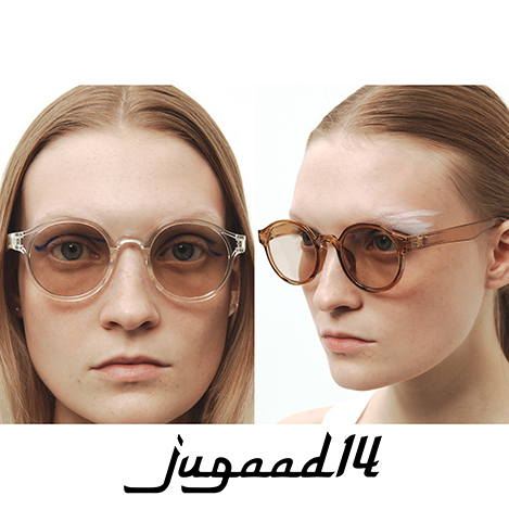 煌めくカラーで顔周りを彩るクリアフレームアイウェア