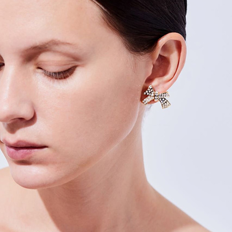 エル・ショップ別注「イリスフォーセブン」の大人なBOWピアスが登場