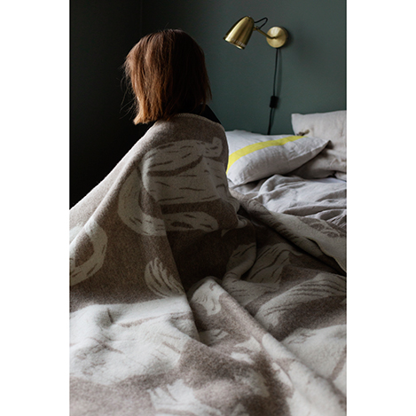 のんびりと気ままに過ごす猫たちが描かれたウールブランケット