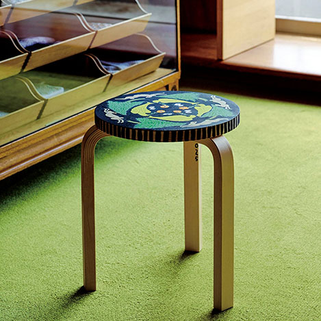 皆川 明さんが絵を描いた世界に1脚だけの「スツール 60」の抽選販売を開始！