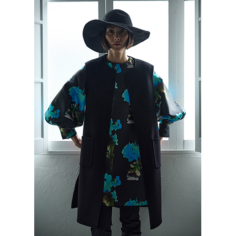 美しく快適な日常着。「エムフィル」の秋冬コレクションで、凛としたエレガンスをまとって