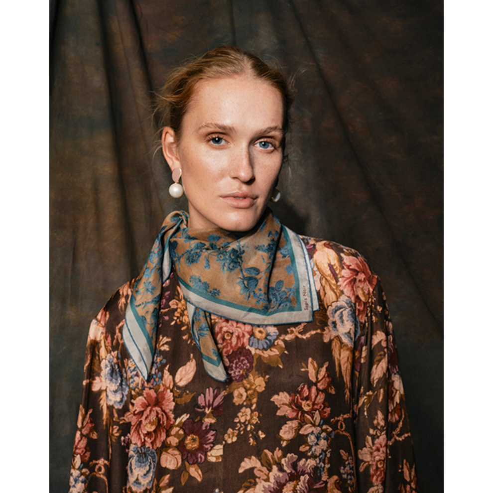 アートをひと巻き。古きよきものを愛する思いが詰まった「タピ ノワール」の新作スカーフ