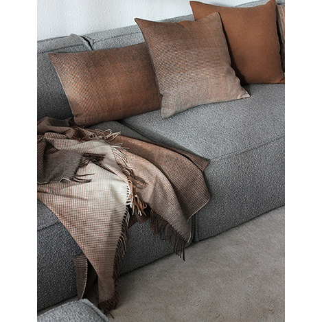 部屋にぬくもりをプラス。クッションでインテリアを彩って