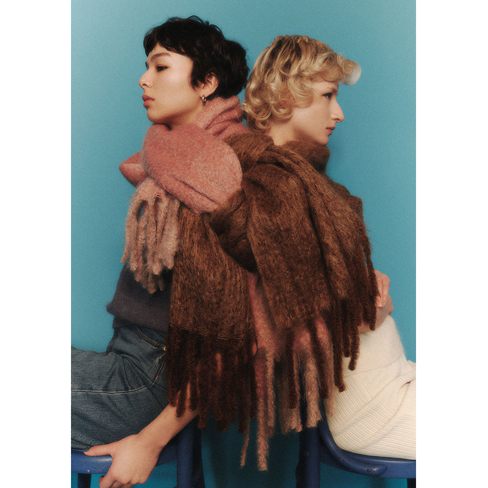 暖かさとトレンド感を両立。冬の装いをアップデートする「スロー」のショール＆ネックウォーマー