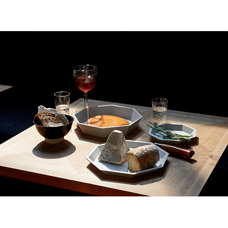 料理が主役に。「引き算」のデザインで選ぶミニマルな食器