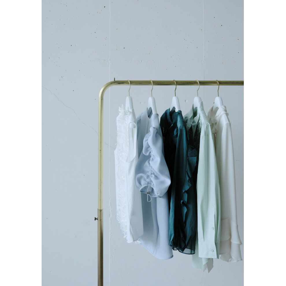 新年度の始まりを軽やかに。「ジェイドット」の美麗なブラウスコレクション