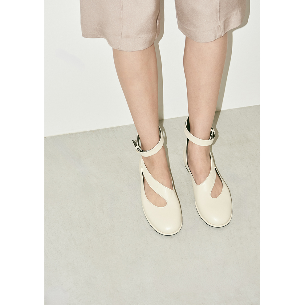 計算されたエレガンス。季節に寄り添い、履くほどになじむ「カチム」の春夏シューズ