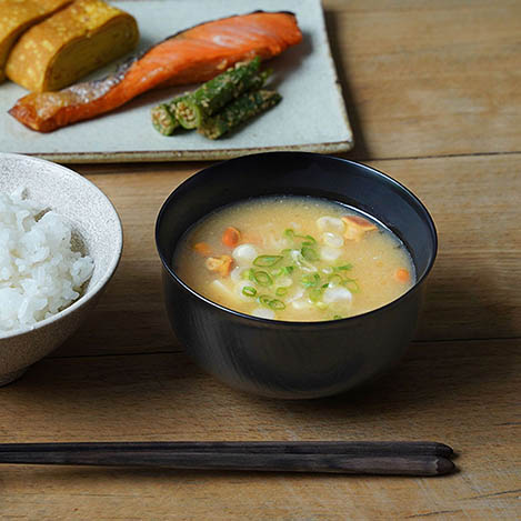 コトコト煮込む音もごちそう。「アメノイエ」の土鍋と器で仕立てる丁寧な食卓