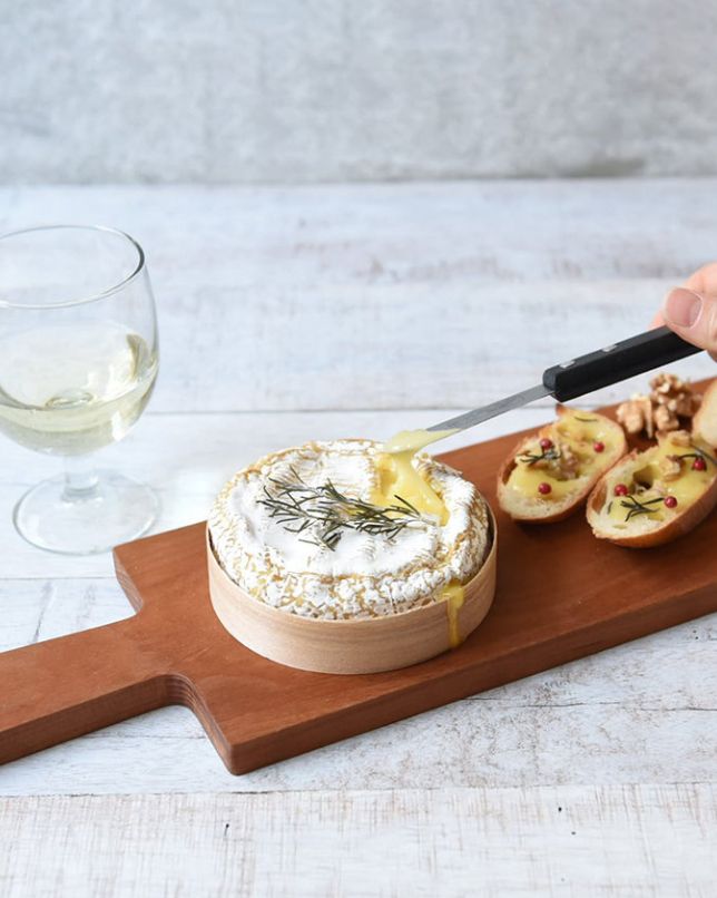 盛るだけで絵になる。食卓を格上げする木製カッティングボード