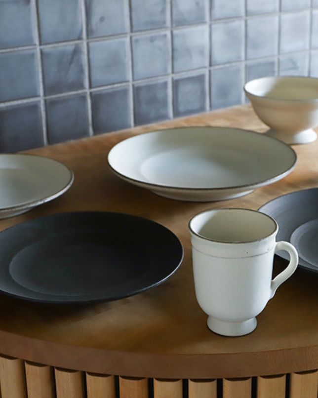 日々の食卓をやさしく彩る、手仕事で作られたうつわ