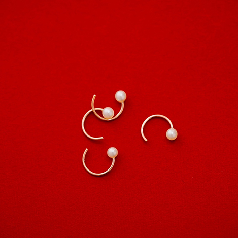 KAORU - 日常に寄り添う「カオル」のモダン＆シンボリックなピアスコレクション