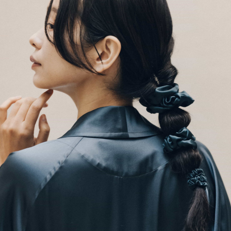 Foo Tokyo - 上品なシルクの艶めきを味方に。アレンジ自在のシルクシュシュセットが新登場。