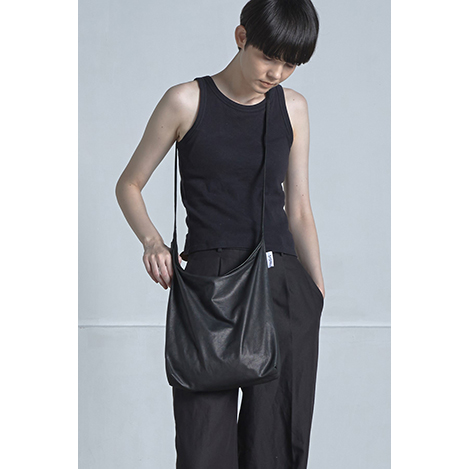 sisii - 洗練されたスタイルを叶える「シシ」のミニマルバッグ