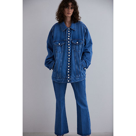 CINOH - 「チノ」のパールデニムジャケットと楽しむ、洗練のデニムセットアップ