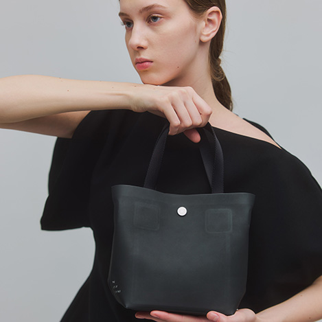 THE ART OF CARRYING - シーンに溶け込む「モノトーンバッグ」