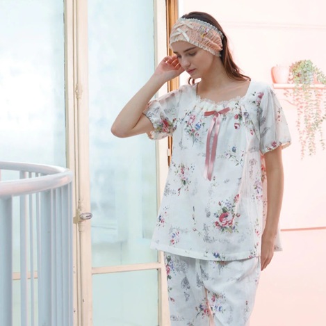 IKUKO - ロマンチックなローズ柄で魅せる大人のリラクシングウェア