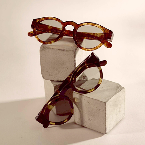 jugaad14 - クラシックに機能を重ねて「べっ甲フレーム×調光レンズ」