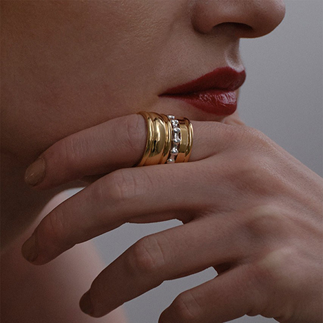 YVETTE - 重ねて際立つ、「イヴェット」の構築リング