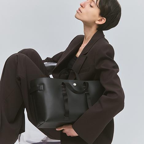 THE ART OF CARRYING - 持ち方アレンジで楽しむ。「ジ アートオブキャリング」の2WAYバッグ