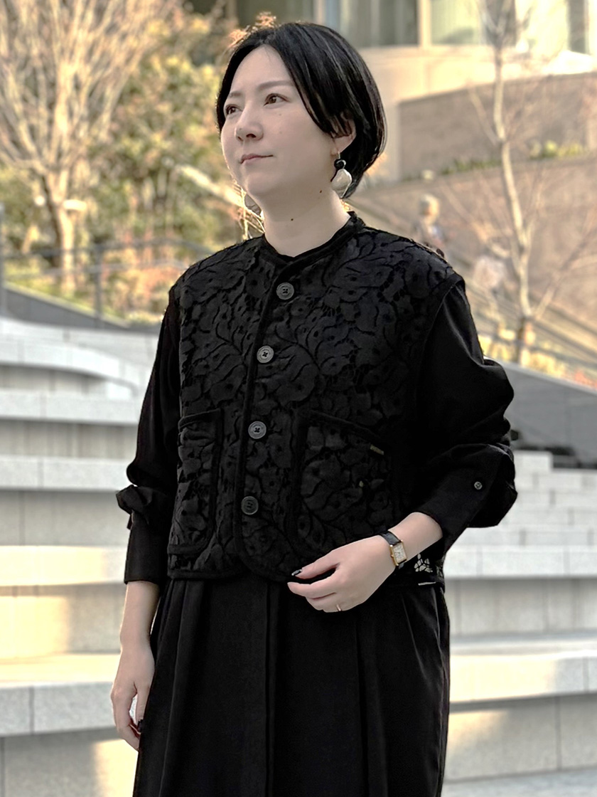 LAVENHAM / SAORI - 「ラベンハム」レース素材ジレで、エレガントな春夏のモノトーンコーデ