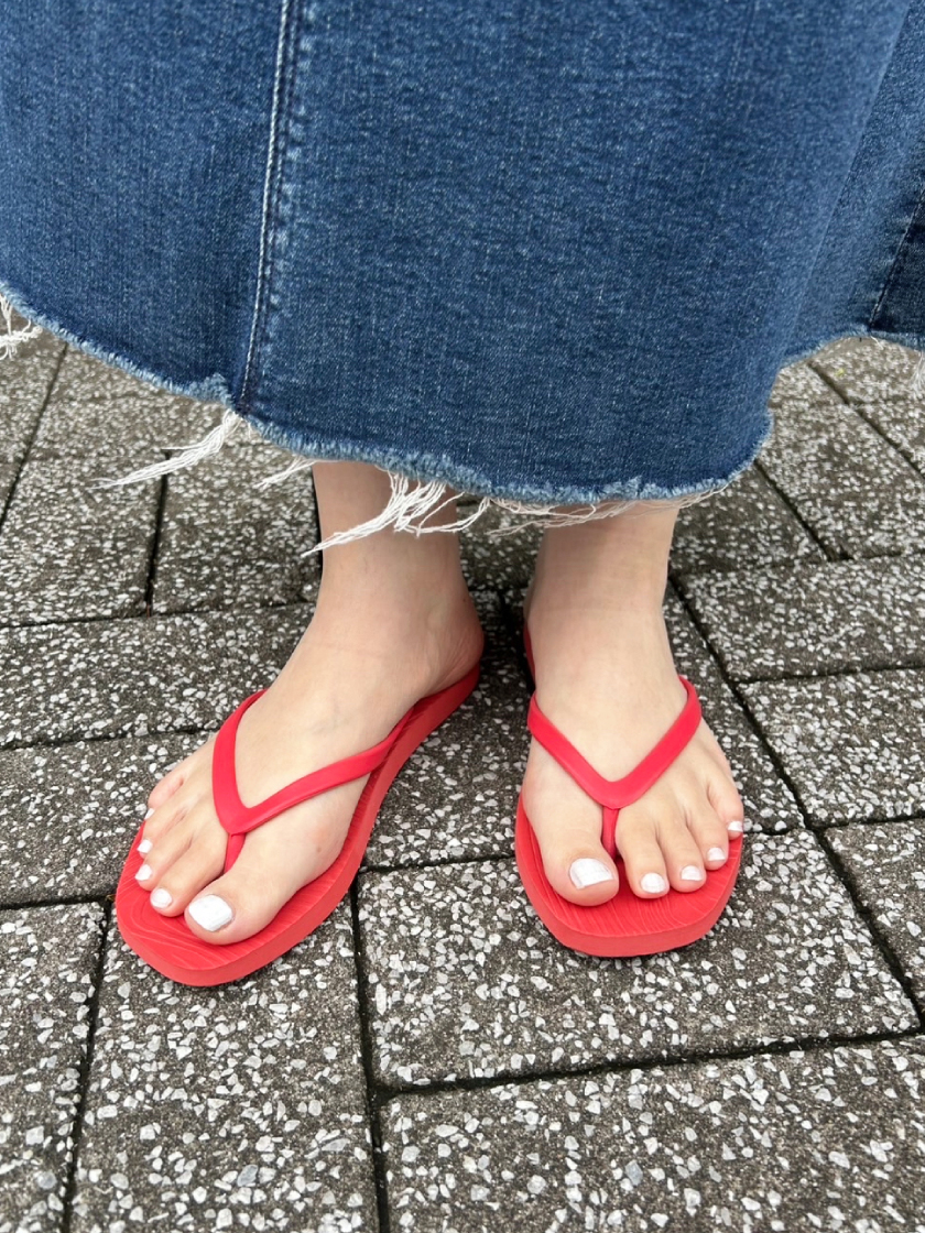SLEEPERS / AKANE - 夏の街歩きは“あえてビーサン”で