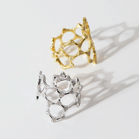 美しい地球への想いを表現した「アヤミジュエリー」のBee Collection