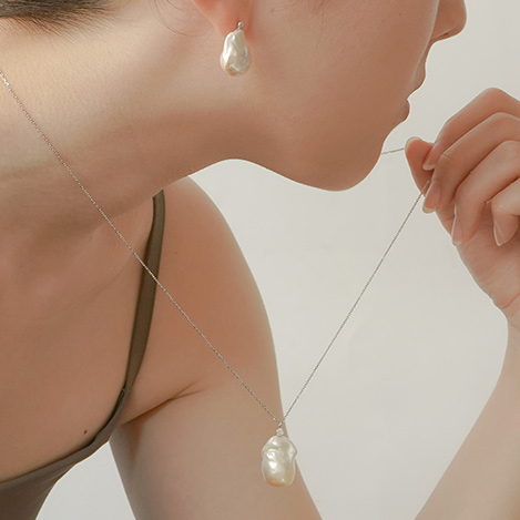 夏の装いを彩るパールジュエリー