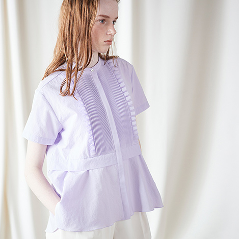 「マリリンムーン」春夏の新色登場！　上品さが引き立つ“タックフリルシャツ”