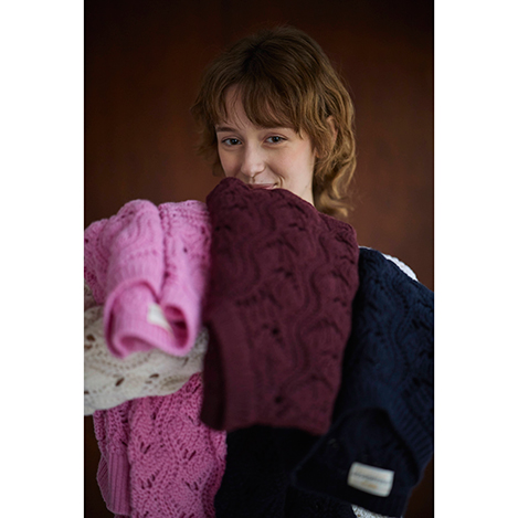 重ねて着まわす、キレイめカラーの天然素材ニット