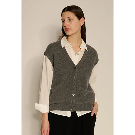 深まる秋に寄り添う「デミリー」のライトニット