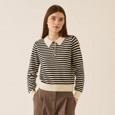 「デミリー」のラムウールニットで、軽さと暖かさを纏って。