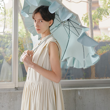 梅雨も初夏もさらりと洗練。機能美を纏う新作