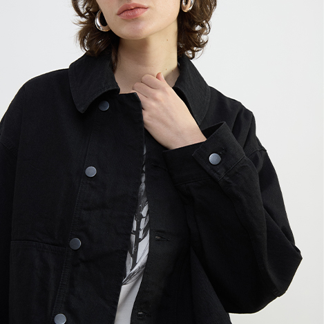 素材感とトレンドをバランスよく取り込んで、洗練された春のスタイリングにアップデート