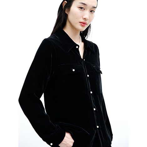 艶めく「マディソンブルー」のベルベットセットアップ