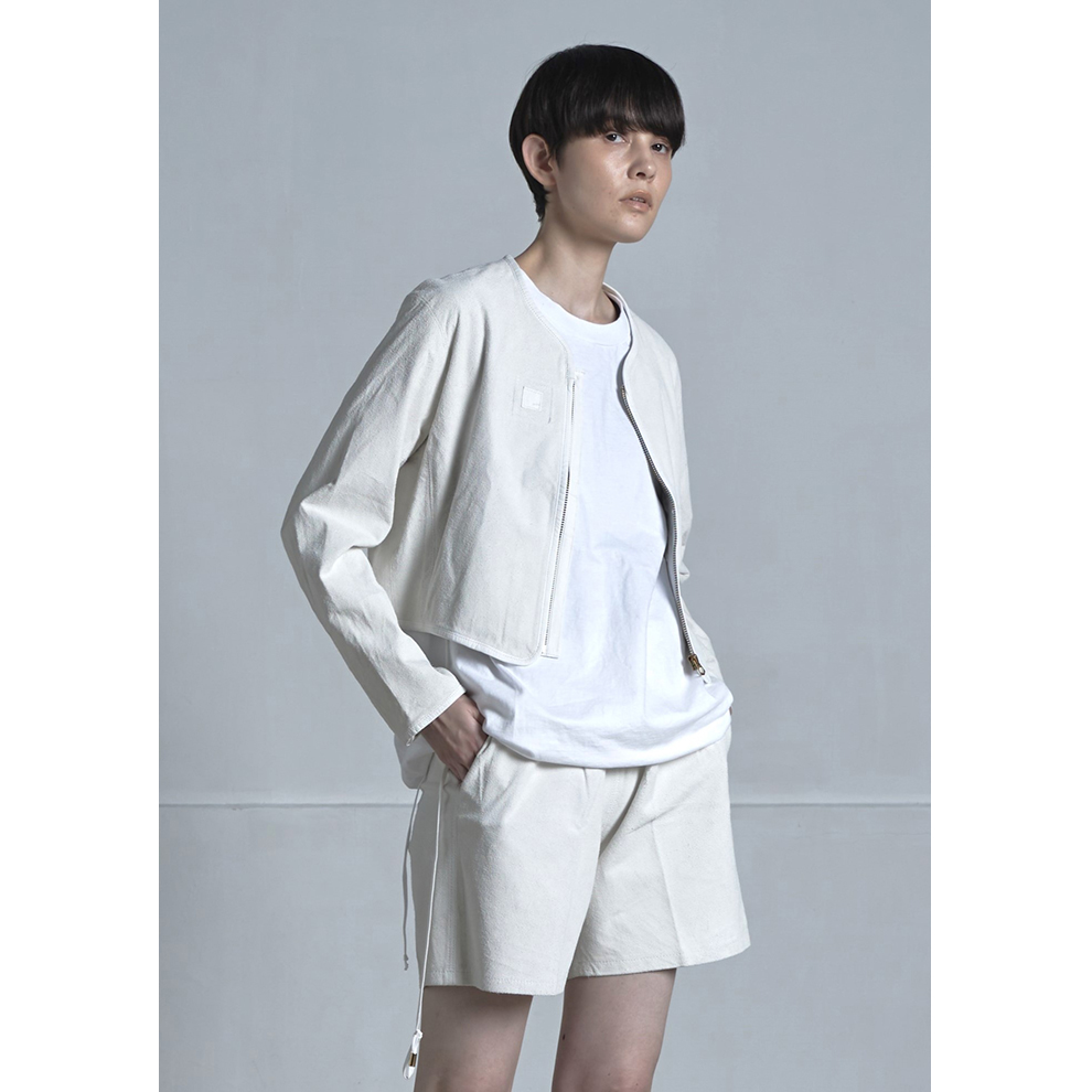 雪解けの季節に選ぶ、撥水素材とホワイトレザー。「シシ」の洗練された春スタイル