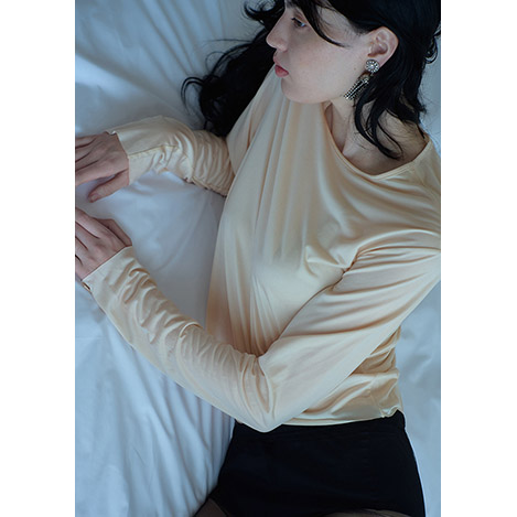 ジュエリーの輝きに寄り添うカットソー。「イリスフォーセブン」のNEWコレクションに注目