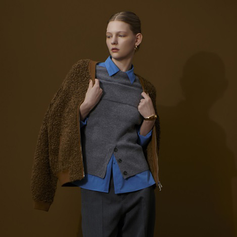 冬を彩るニットの装い