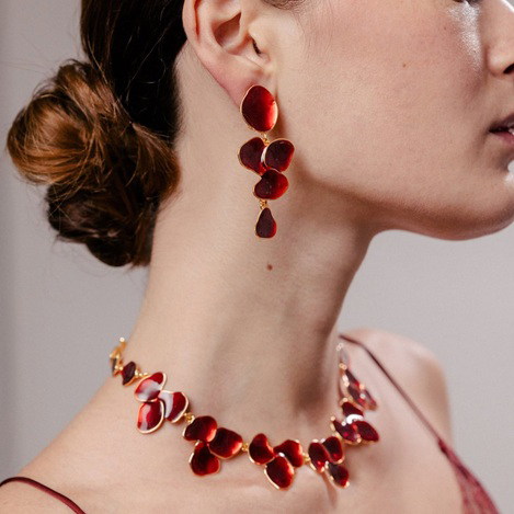 ホリデーシーズンに映える新色「ルージュレッド」が登場