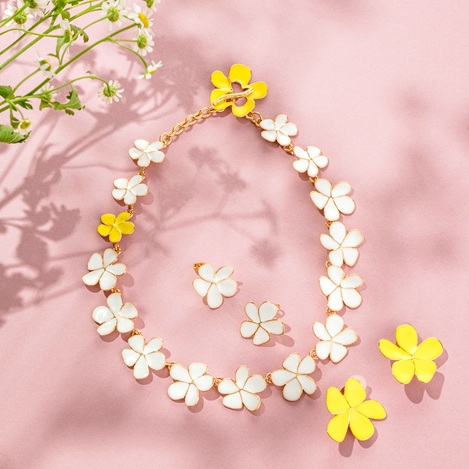 ホワイト×イエローで楽しむ「エマイユ」新作コレクション