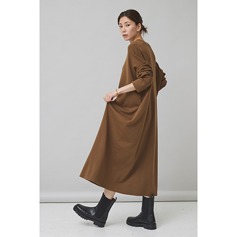 Elle Shop 計算尽くされたシルエットとなめらかな着心地が魅力の上品なハイゲージニットワンピース エル ショップ