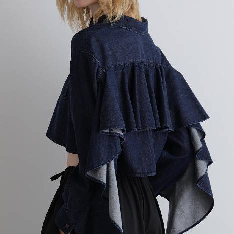 ＜PICK UP＞フリルが魅力的なライトデニムブラウス