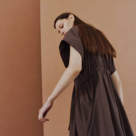 ＜ NEW ARRIVALS ＞快適な着心地が魅力的な美シルエットワンピース