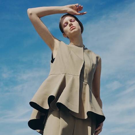 ＜PICK UP＞ラッフルが印象的なデイリーもキレイめにも活躍するジレスタイル