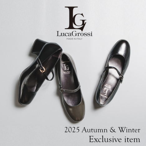 装いに品を添える別注パンプス