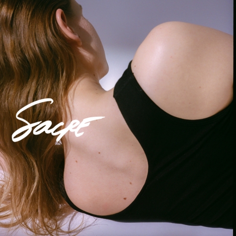 潤う“サクランレーヨン”とコットンブレンドのナチュラルなシームレスは、“纏う”という演出のストレスフリーシリーズ