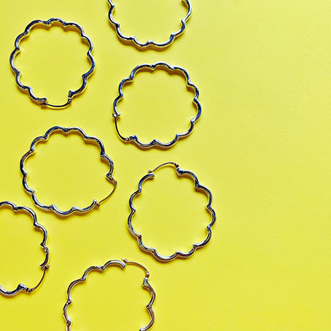 耳もとのジュエリーコーデで春の訪れを感じて