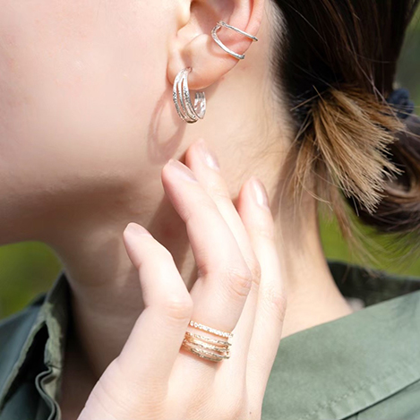 シンプルな夏服に映える「カオル」の大ぶりジュエリー