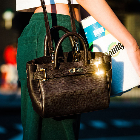 「シータ パランティカ」のひねり金具がアクセントの人気モデル