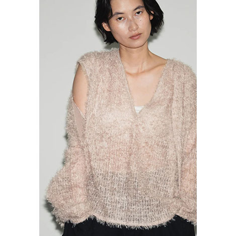 軽やかなフェザーチュールで楽しむ、大人のレイヤードスタイル