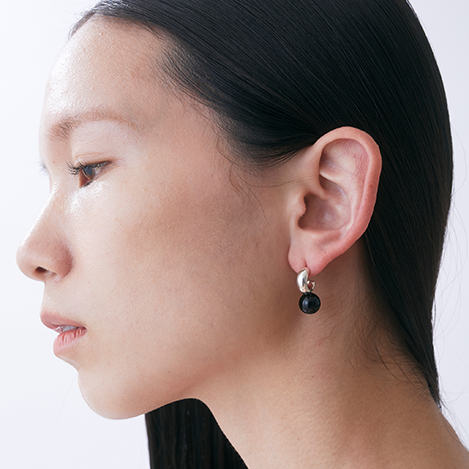 モードに映える「プラウ」のブラックオニキス